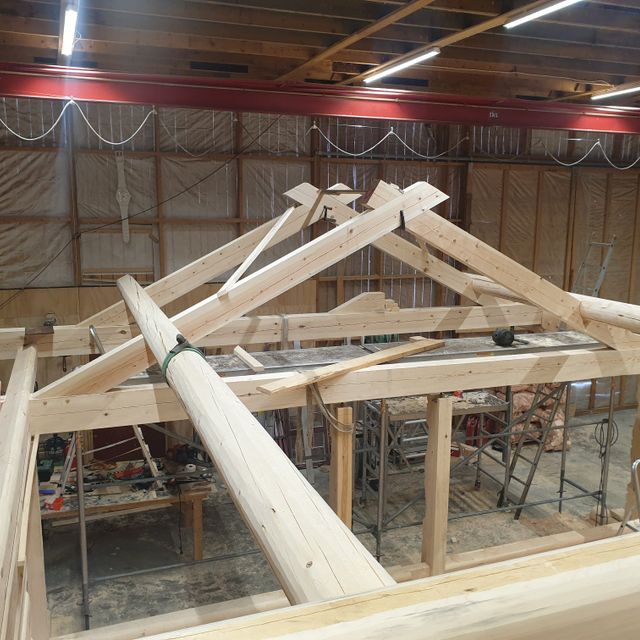 Bygging av laftetak inne i hall